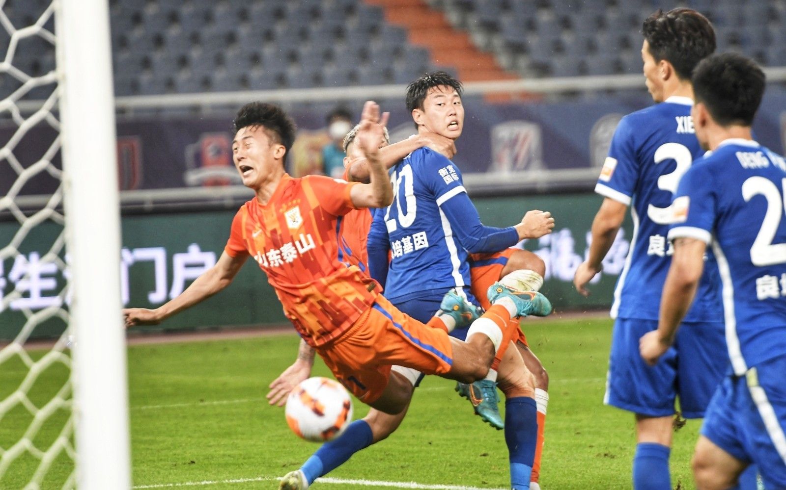 蓝军欧冠失意造访梦剧场 数据：红魔望坚韧不败（欧冠受挫蓝军做客梦剧场 数据看好红魔力保不败）