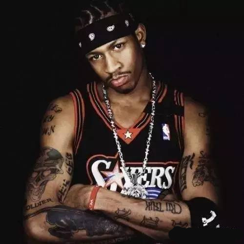 窒息防守！卡森·华莱士逼抢生断一个 可惜维金斯空接超时了（铁血防守！卡森·华莱士逼抢断球，维金斯空接因超时判无效）