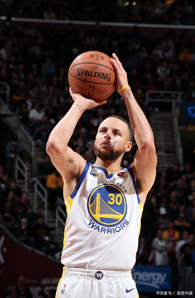 湖人詹姆斯关键三分锁定胜利（詹姆斯命中关键三分，助湖人锁定胜局）