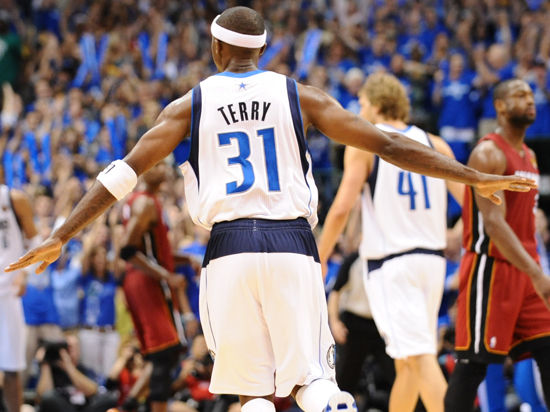 英媒：奥纳纳想回曼联夺回首发，如果不行可能去另一英超球队（英媒：奥纳纳盼重返曼联争夺主力，若无望将考虑转投其他英超队）