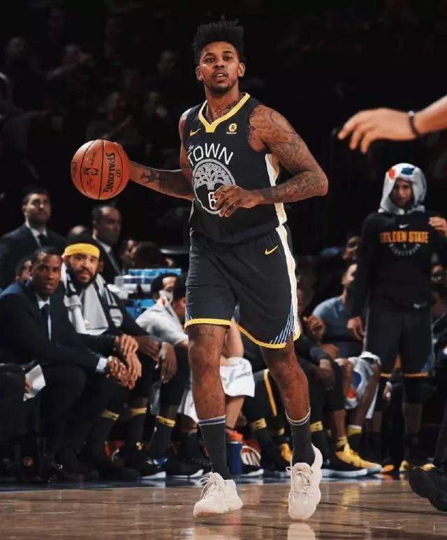 意甲战报：伊萨克森、厄德高破门，十人拉齐奥1-1博洛尼亚（意甲速递：伊萨克森、厄德高建功，十人拉齐奥1-1战平博洛尼亚）