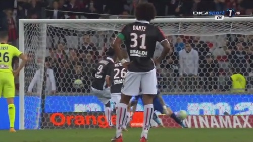 还是防不住！小巴里·布朗半场8中5砍下17分2板1助 正负值+18（火力全开！小巴里·布朗半场8投5中轰下17分2板1助，正负值+18）