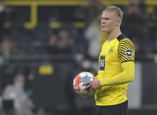 贝克汉姆的球队夺冠，全家相拥庆祝，14岁金发小七很夺目（贝克汉姆球队加冕冠军，一家相拥同庆，14岁金发小七成焦点）