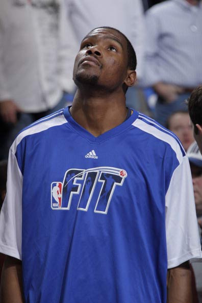 下半场表现不多！威少13中4拿到8分7板10助3断 4次失误（下半场哑火，威少13投4中仅得8分7板10助3断并出现4次失误）