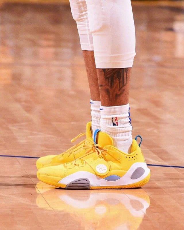 王少杰篮下精准上篮，杜锋教练现场质疑裁判判罚（王少杰篮下稳健上篮，杜锋当场质疑裁判吹罚）