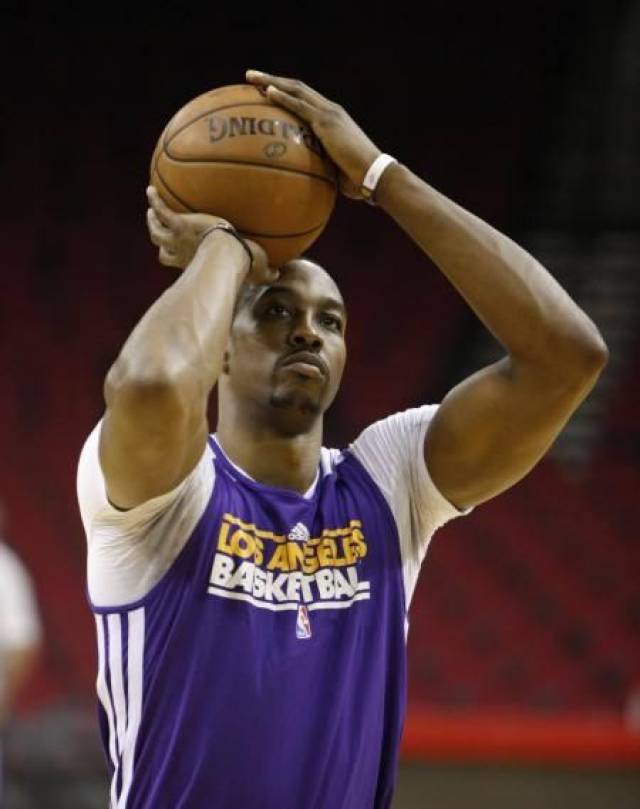 罗马因进攻乏力计划引中锋以提升欧冠竞争力。（进攻乏力，罗马拟引进中锋增强欧冠竞争力）