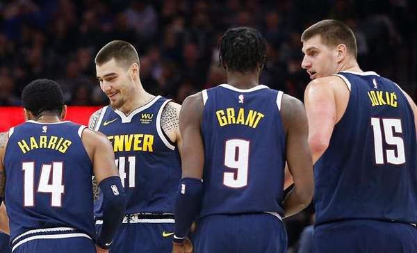 脱臼了！斯玛特与亚当斯卡位时撞到右肩 东契奇造犯规斯玛特跑回更衣室（右肩疑似脱臼！斯玛特与亚当斯卡位相撞后伤退，东契奇造犯规瞬间他直奔更衣室）