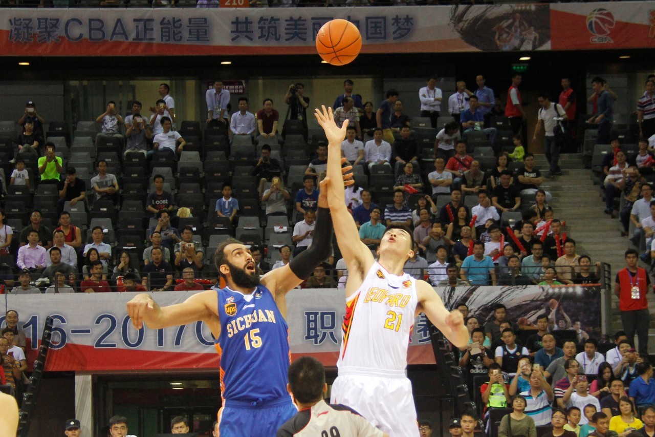 挪超争冠关键战博德闪耀vs奥斯陆，因停电被迫用场边镜头转播（挪超夺冠焦点战博德／格林特对阵奥斯陆，停电影响转播改用场边机位）