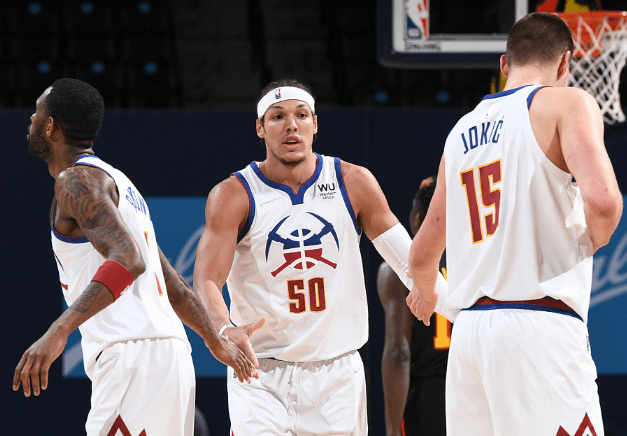 吹罚引争议，凯尔登三分球（判罚引发争议，凯尔登投进三分）