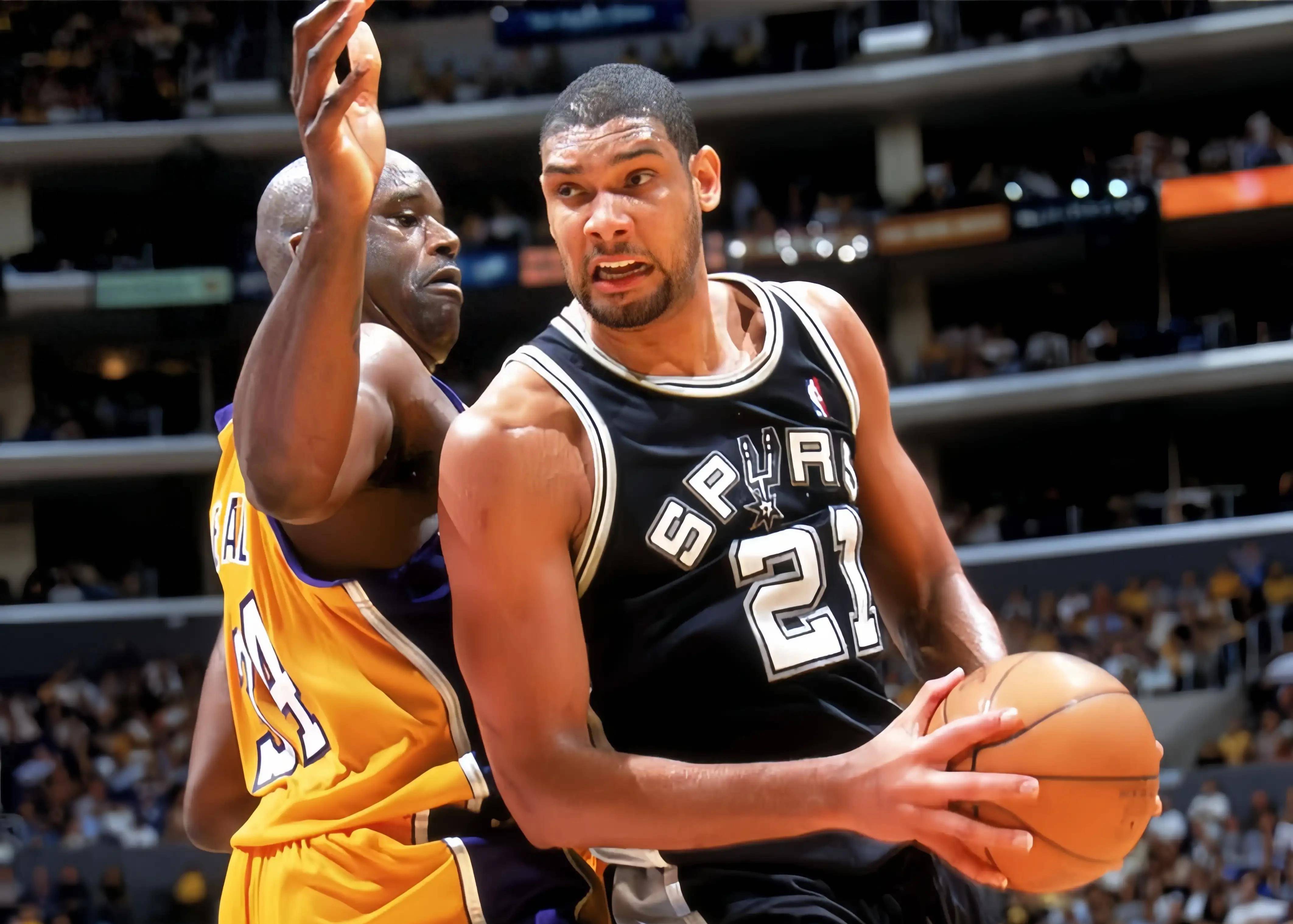 曼联英超赛场精彩抢断反击（曼联英超赛场断球后迅猛反击）