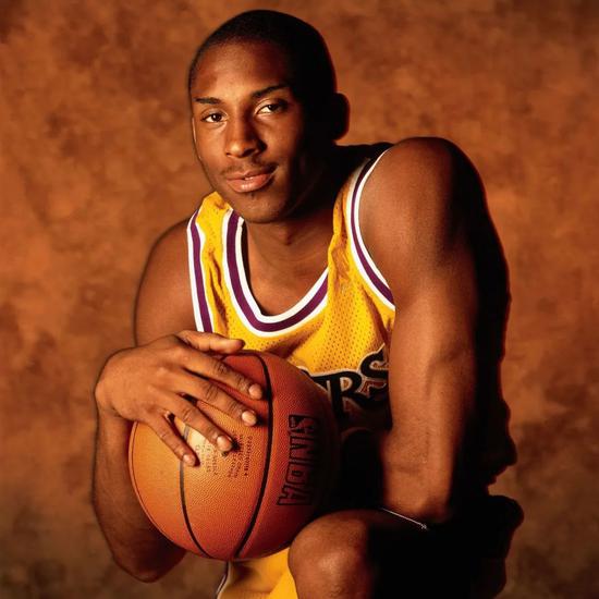 历史首次女裁判担任中超主裁，董方雨将执法西海岸vs亚泰（中超史上首位女主裁亮相：董方雨将吹罚西海岸对阵亚泰）