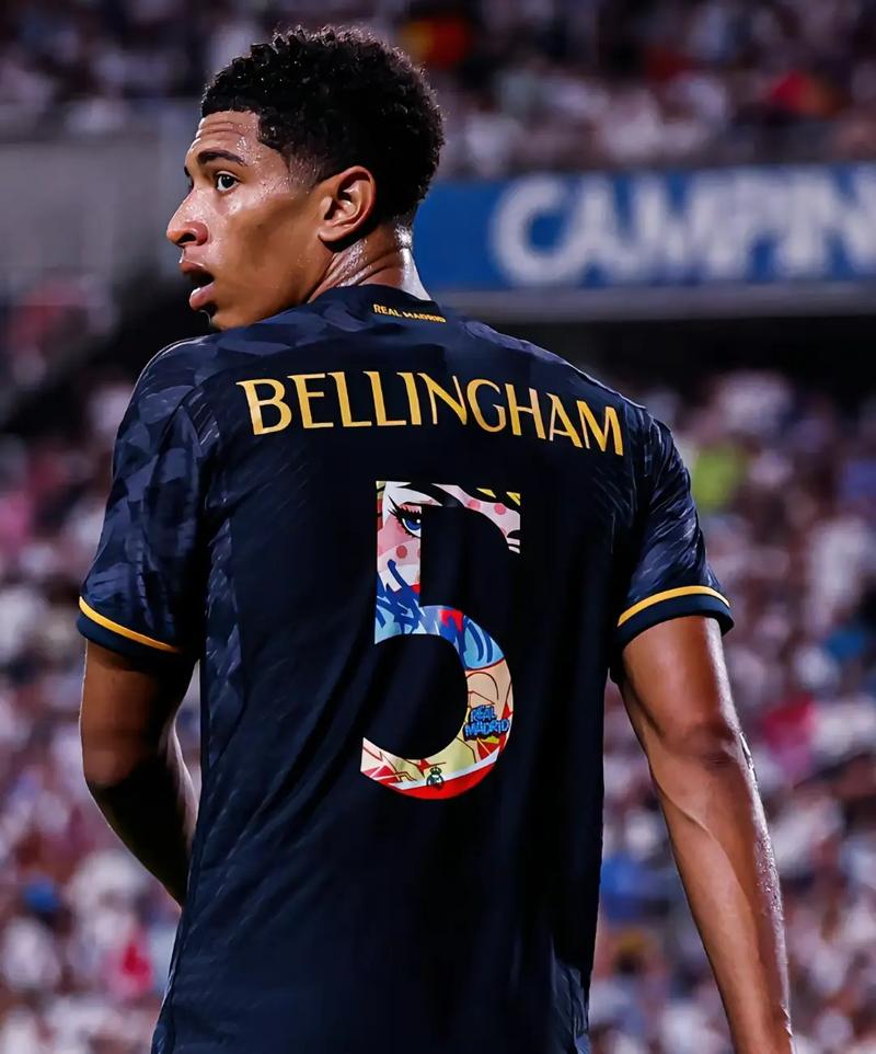 贝林厄姆社媒晒照庆女友生日，二人恋情公开将满一年（贝林厄姆社媒晒照为女友庆生，公开恋情将满一周年）