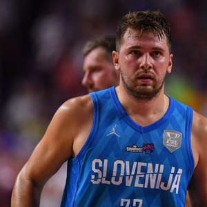 王鹤棣见老师落泪后调皮盖帽（老师落泪后，王鹤棣顽皮来个盖帽）