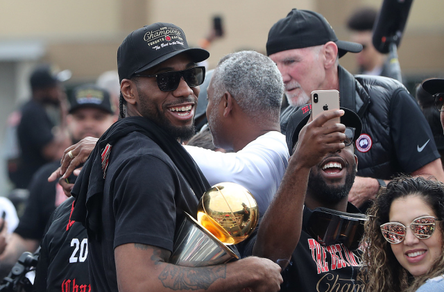 速滑世界杯宁忠岩连场激战已拼下四块奖牌 走出痛苦过往要再攀冬奥巅峰（速滑世界杯宁忠岩鏖战连场斩获四枚奖牌 走出阴霾再冲冬奥巅峰）