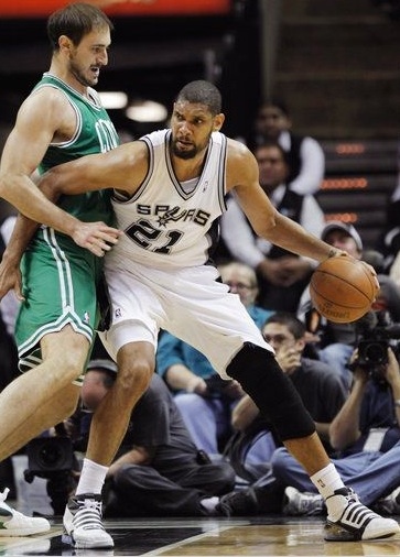 拜仁莱万多夫斯基关键进球锁定胜局（莱万致胜球助拜仁全取三分）