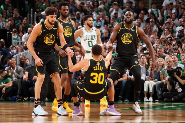 克拉克斯顿表现惊艳，29分钟砍下14分11板10助（克拉克斯顿29分钟斩获14分11篮板10助攻，表现炸裂）