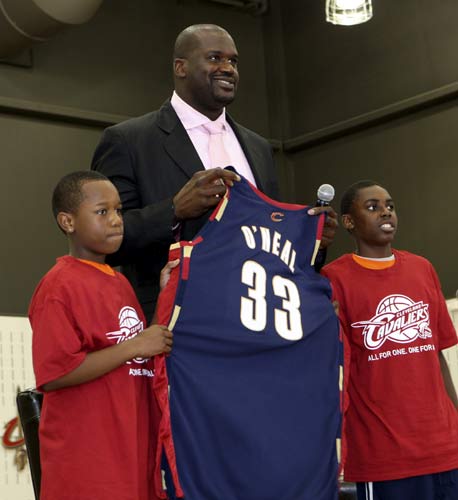 佛罗伦萨连续8场不胜，赛后哲科拿着扩音器与球迷沟通（佛罗伦萨陷入八场不胜，哲科赛后用扩音器与球迷对话）